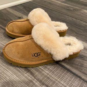 UGG Slippers / Size US 4